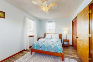 3 bedrooms, iron/ironing board, WiFi, bed sheets
