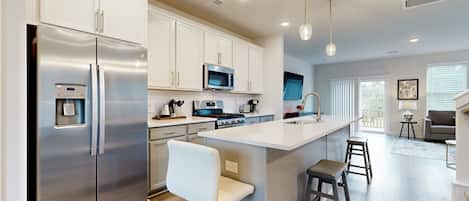 冷蔵庫、電子レンジ、オーブン、コンロ