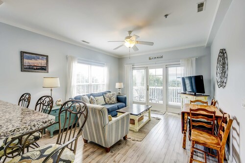 Fantastic condo with water-view, pool, balcony, central AC, & washer/dryer