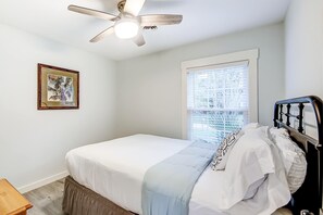 4 bedrooms, iron/ironing board, WiFi, bed sheets - Charming dog-friendly home with enclosed yard, fast WiFi, & washer/dryer (Mt. Pleasant)
