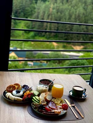Daily English breakfast (USD 4000 per person)