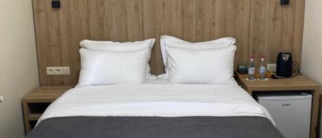 Escritorio, espacio para trabajar con laptop y cortinas blackout