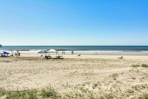 On the beach - Oceanfront villa steps from the beach w/private balcony & shared pool (Folly Beach)