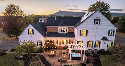 Picturesque and Private near Massanutten, Sleeps 20