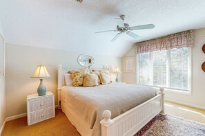 2 bedrooms, iron/ironing board, WiFi, bed sheets - Lagoon views, close to beach, golf, tennis and 30 minutes from Charleston (Kiawah Island)