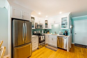 Kjøleskap, mikrobølgeovn, ovn og kokeplater