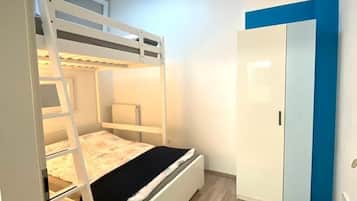 2 habitaciones, tabla de planchar con plancha y cuna de viaje