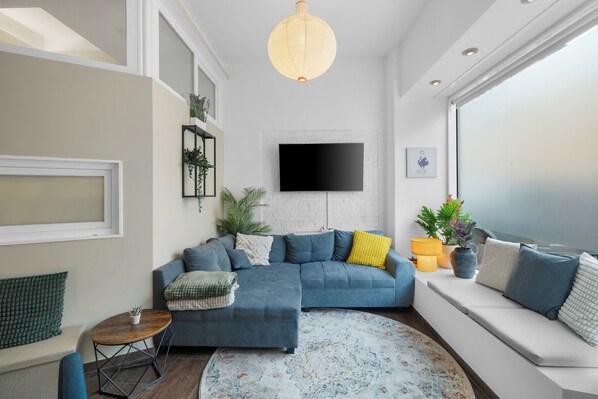 Smart-tv, bøger, stereoanlæg