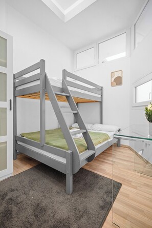 2 bedrooms, iron/ironing board, travel cot, free WiFi