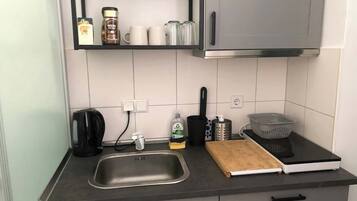 Jääkaappi, mikroaaltouuni, uuni, liesi