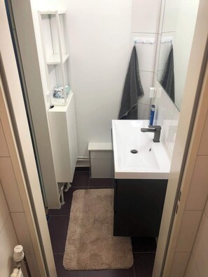 Bruser, hårtørrer, håndklæder, Sæbe