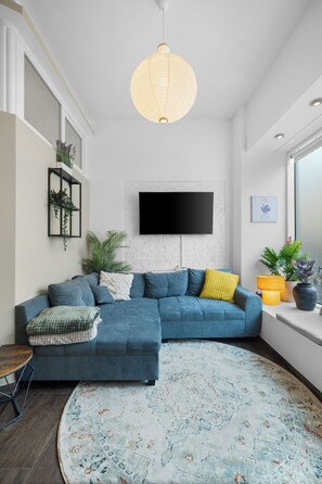 Smart TV, books, stereo