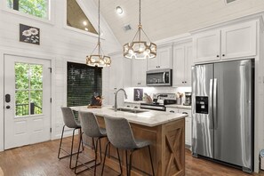 Mikrobølgeovn, ovn, kokeplater og oppvaskmaskin