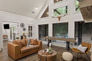 Lobby - Romantic Cabin | Hot Tub · Games · Fire Pit (Broken Bow)