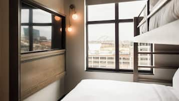 Caja de seguridad en la habitación y espacio para trabajar con laptop