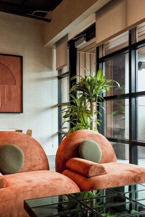 Lobby sitting area - Motto by Hilton Nashville Downtown (Nashville)