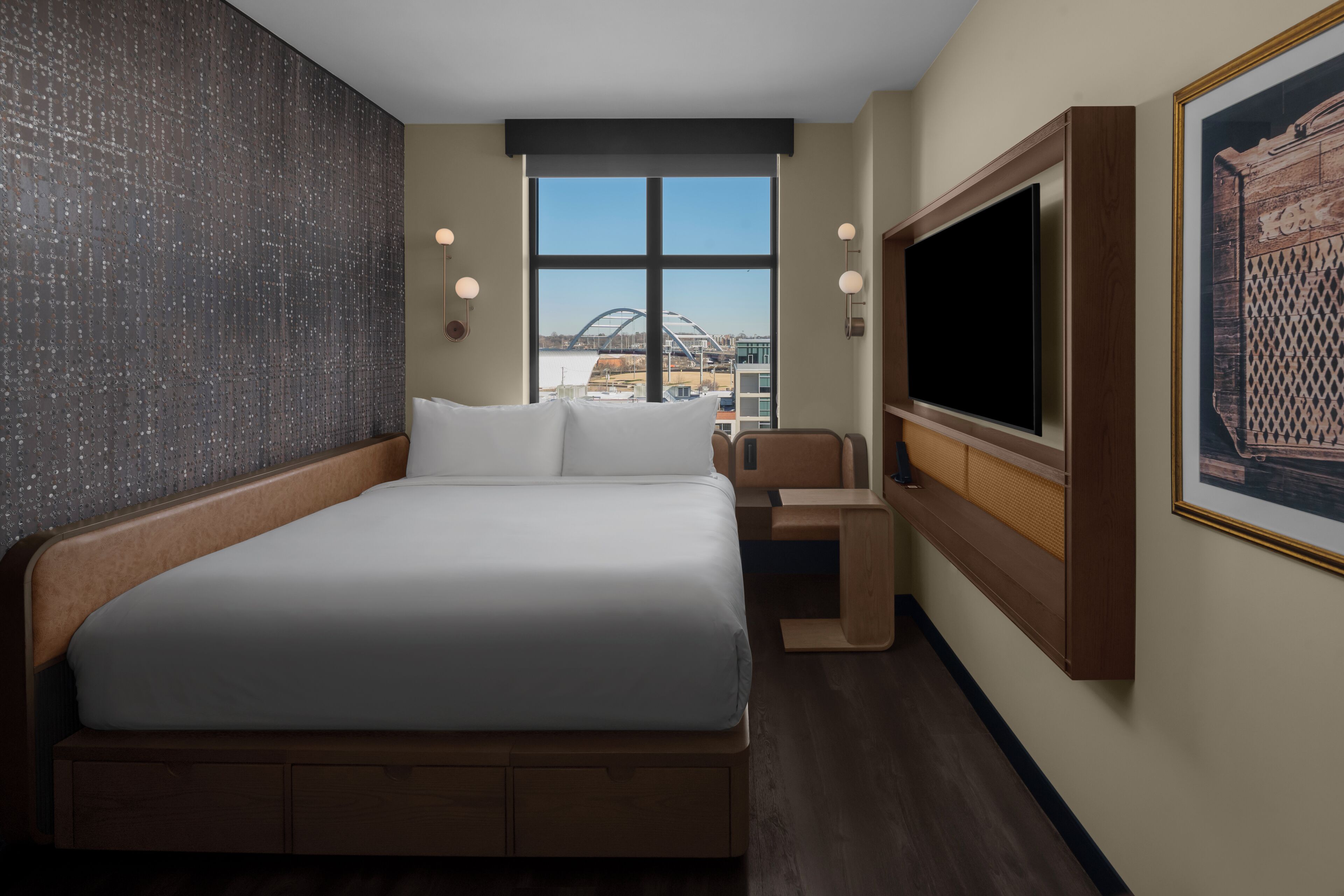 Een kluis op de kamer, een laptopwerkplek, verduisterende gordijnen