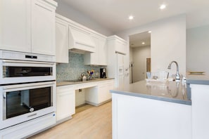 Fridge, microwave, oven, stovetop - Handicap accessible villa featuring views of hole #1 at Crooked Oaks (Seabrook Island)
