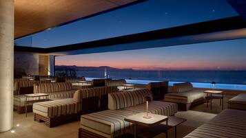 2 bares/lounges