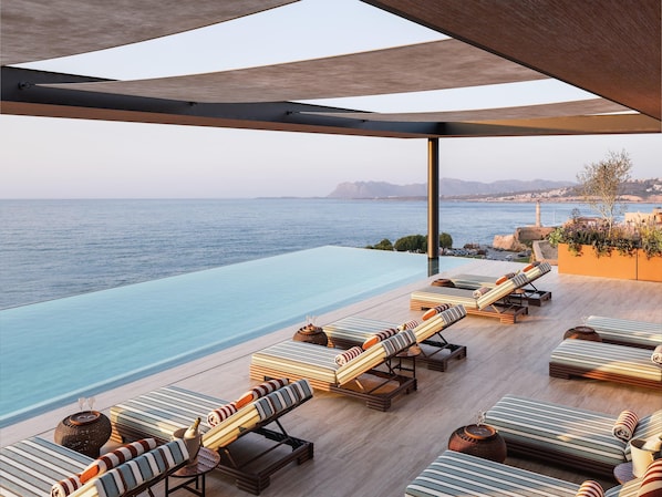 Indoor pool, seasonal outdoor pool - Hilton Chania Old Town Resort & Spa (Chania)