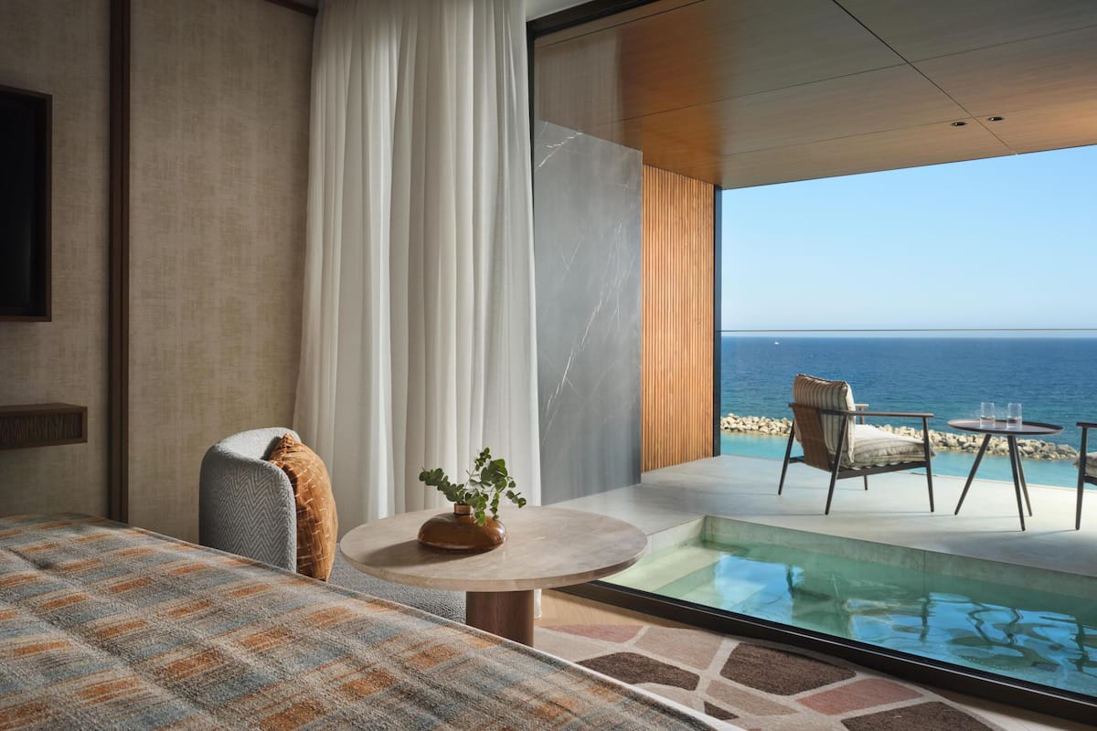 Minibar, odada kasa, masa, dizüstü bilgisayar çalışma alanı