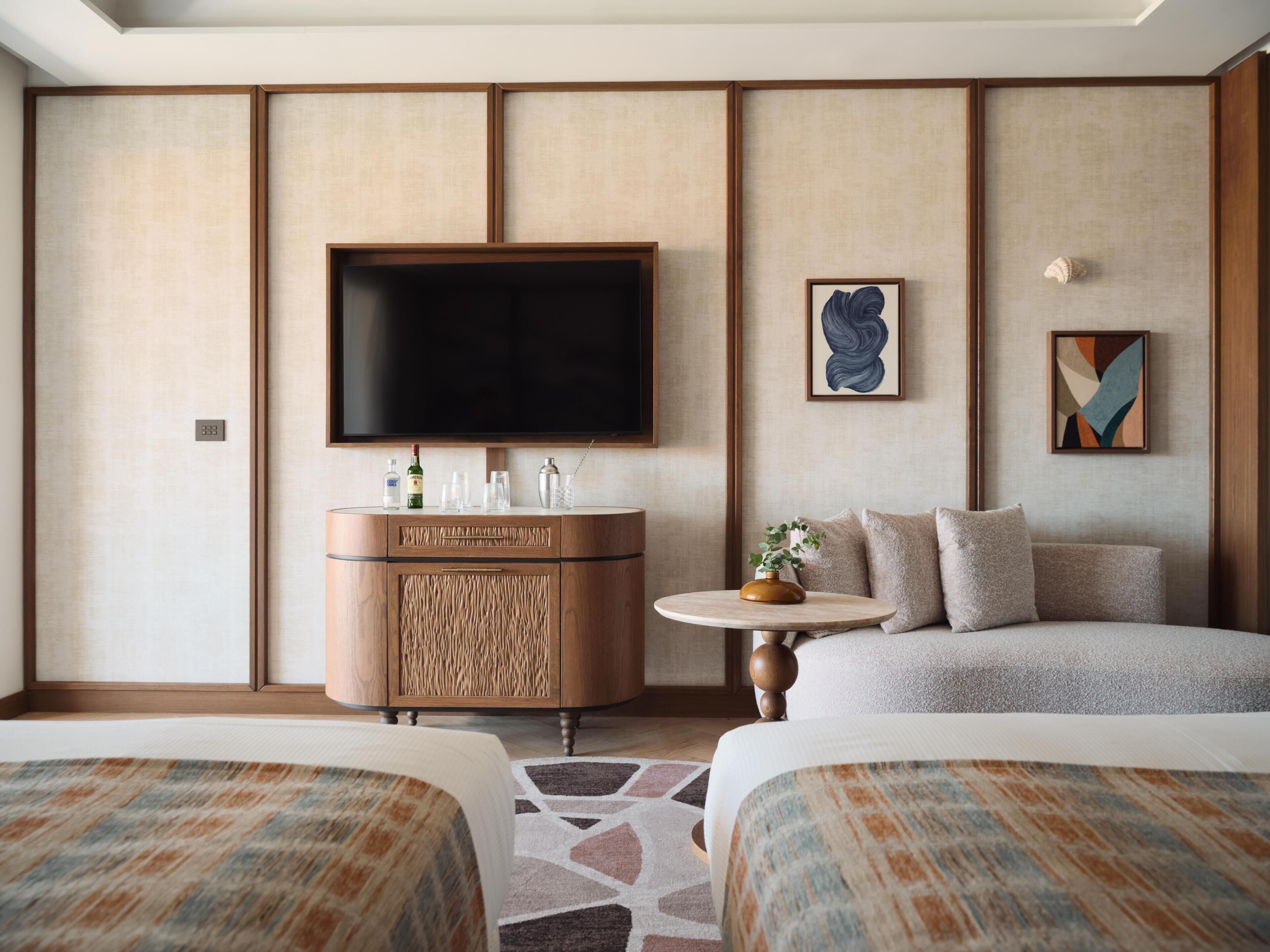 Een minibar, een kluis op de kamer, individueel gedecoreerd