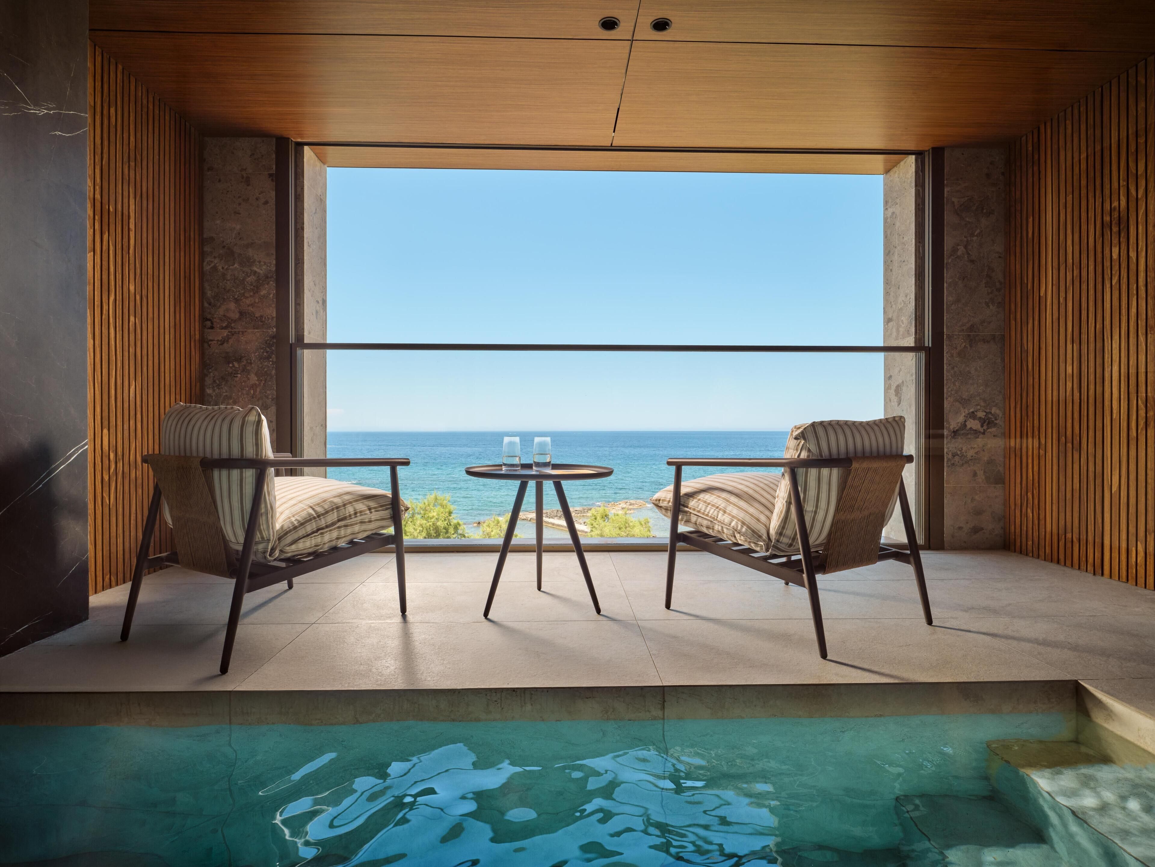 Suite, 2 slaapkamers (View, Pool) | Een minibar, een kluis op de kamer, individueel gedecoreerd
