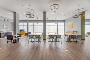 Lobby sitting area - Spark By Hilton Garland Dallas East (Garland)