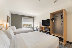 Escritorio, espacio para trabajar con laptop y cortinas blackout