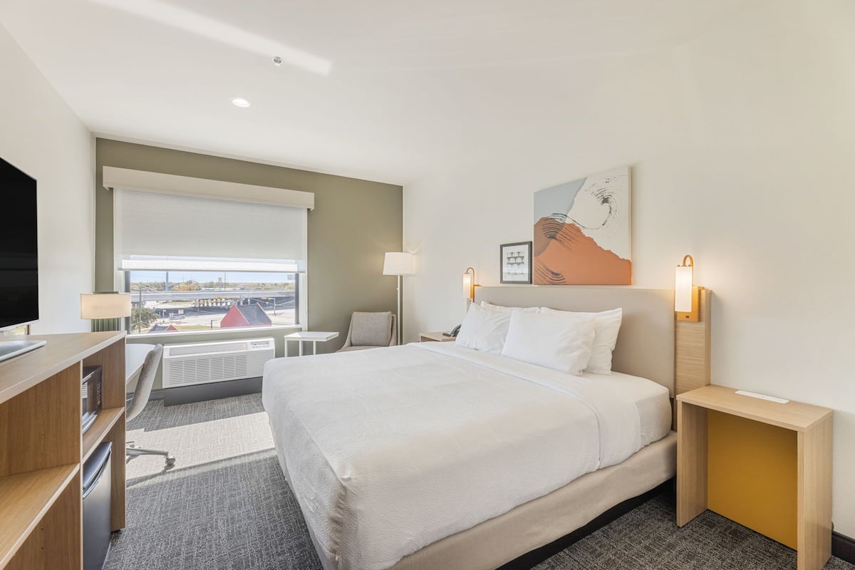 Room, 1 King Bed | Free WiFi