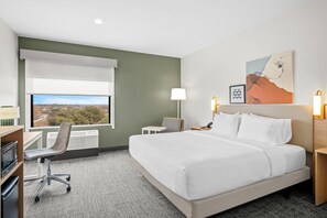 Escritorio, espacio para trabajar con laptop y cortinas blackout 