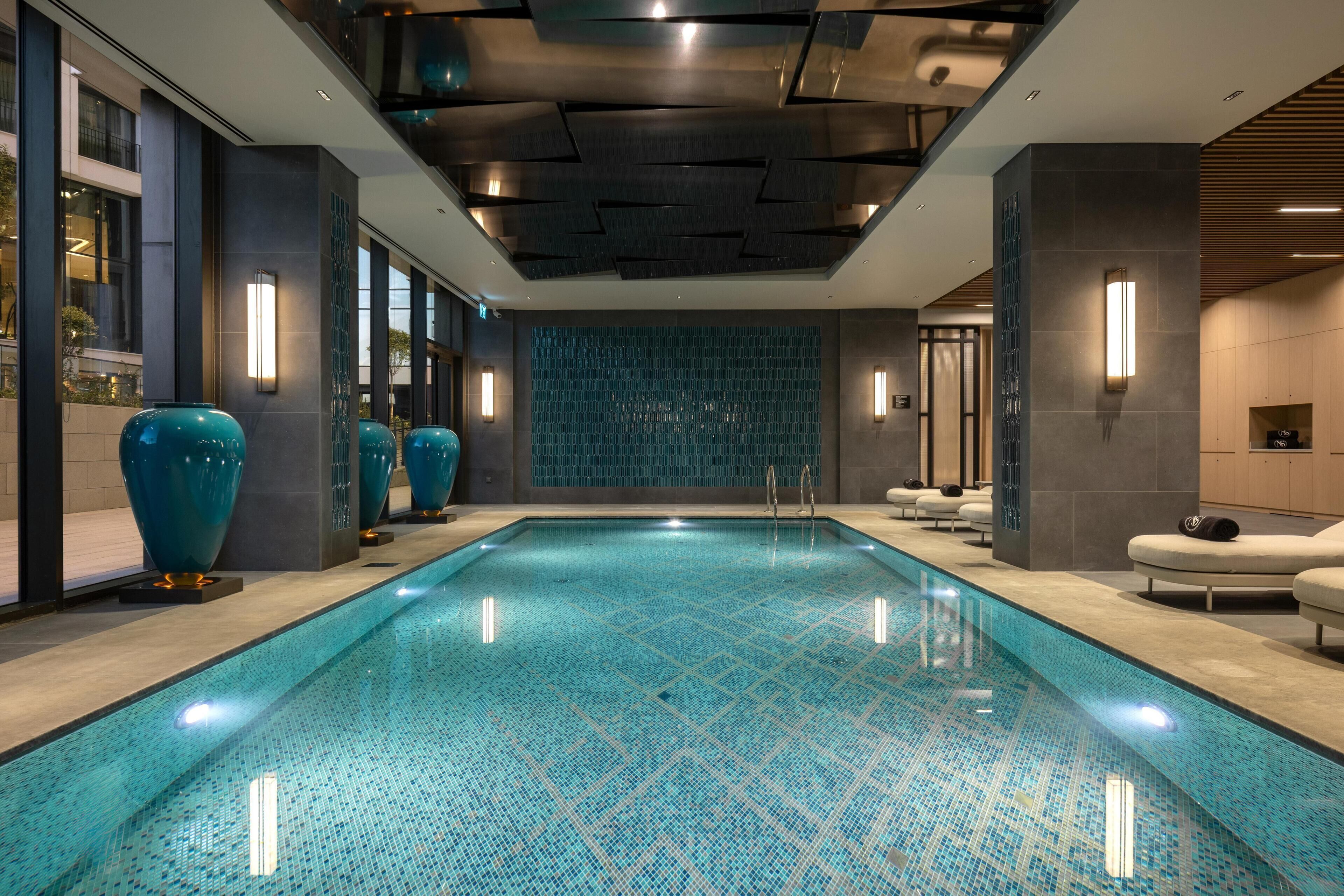 Kolam renang indoor