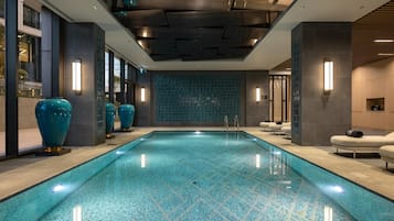 Kolam renang indoor