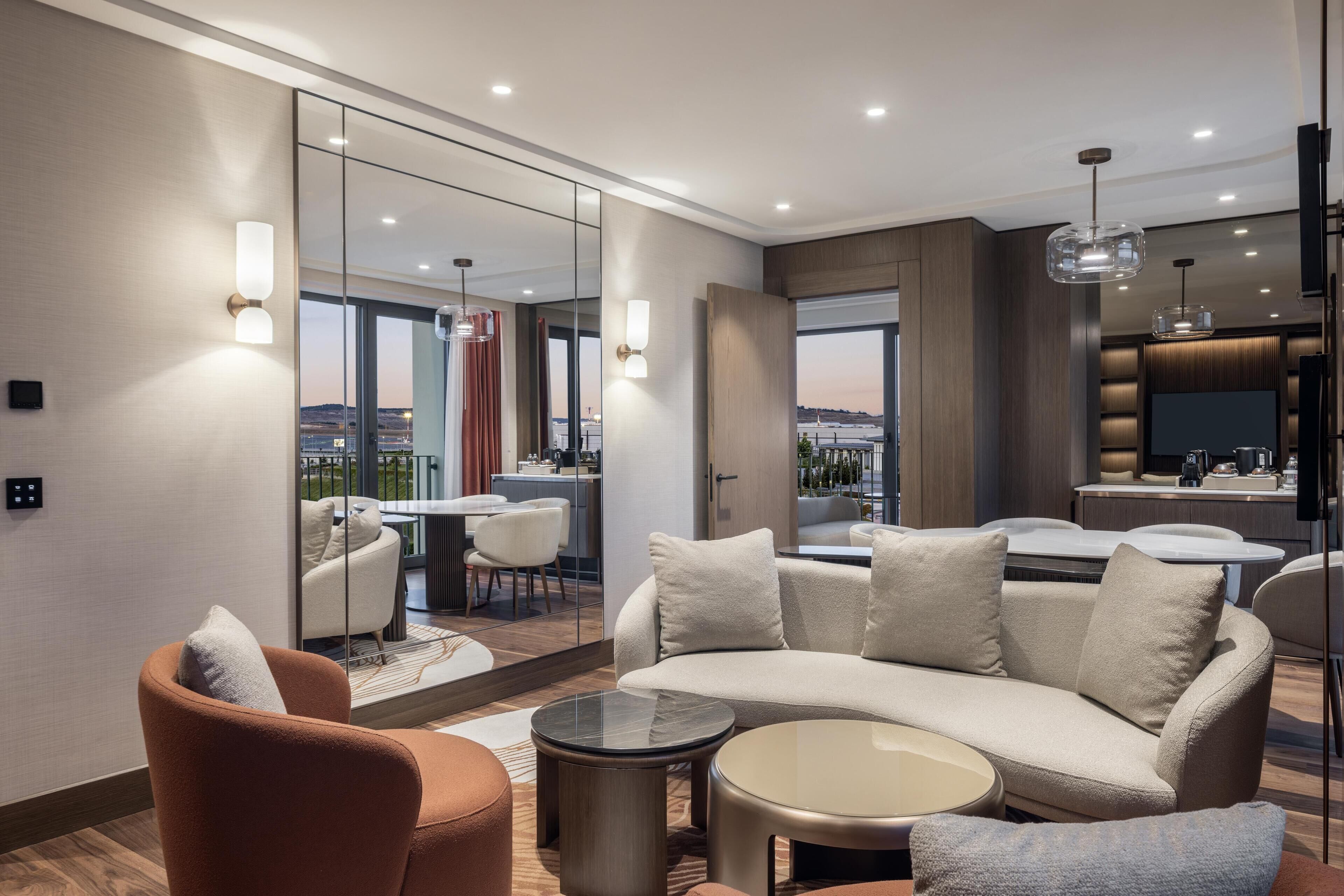 Executive Suite, 1 King Bed | Living area