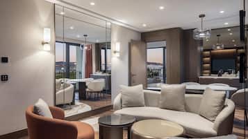Executive Suite, 1 King Bed | Living area