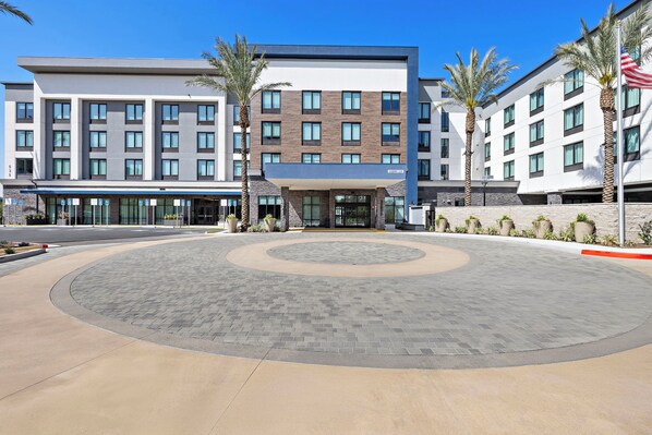 Front of property - Home2 Suites by Hilton Ontario Airport (Ontario)