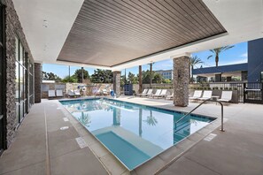 Seasonal outdoor pool - Home2 Suites by Hilton Ontario Airport (Ontario)