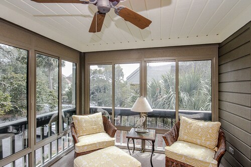 Villa with screened porch & ocean views - just across the street from the beach