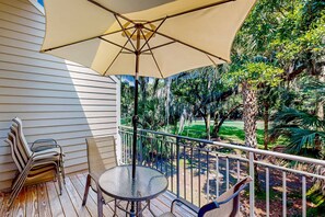 Property grounds - Updated townhome with golf course views, pool, and tennis (Seabrook Island)