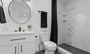 Dusche, Handtücher, Seife, Toilettenpapier