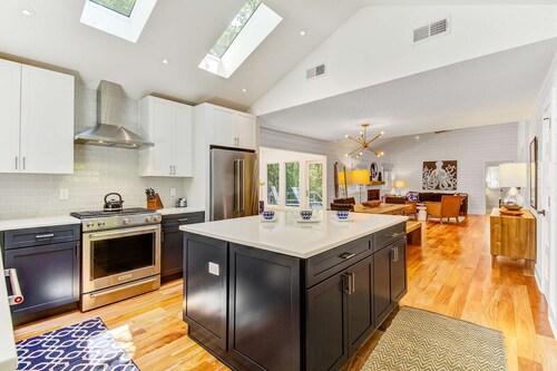 Scenic view cottage w/ skylights & Free WiFi- across the street from the beach