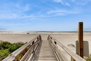 On the beach - Newly Remodeled Oceanfront 'Folly Drifter' w/ Beach Access & Private Deck (Folly Beach)