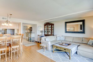TV, offices - Oceanfront beach condo with WiFi, washer/dryer, pool - snowbirds welcome (Isle of Palms)