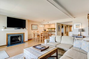 TV, offices - Oceanfront beach condo with WiFi, washer/dryer, pool - snowbirds welcome (Isle of Palms)