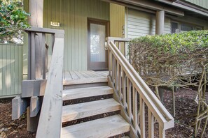 Exterior detail - Updated West Beach villa w/ fairway & lagoon views - walk to beach (Kiawah Island)