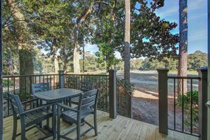 Outdoor dining - Updated West Beach villa w/ fairway & lagoon views - walk to beach (Kiawah Island)