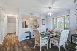 Dining - Updated West Beach villa w/ fairway & lagoon views - walk to beach (Kiawah Island)