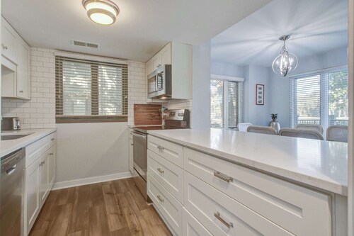 Updated West Beach villa w/ fairway & lagoon views - walk to beach