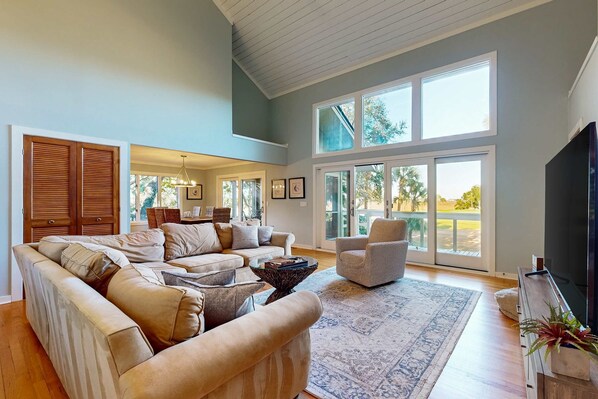 Fernseher, DVD-Player, Arbeitsbereiche