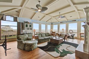 Televisio, DVD-soitin, työhuone